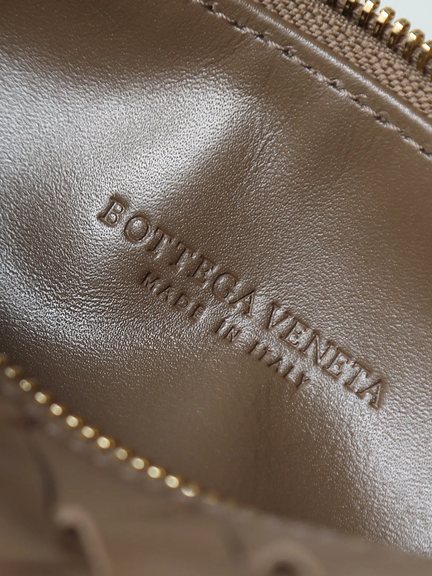 Batch 1620. A lunch bag that is predicted to be popular again this year. The entire bag is made of top-grade naa lambskin. It is very soft and lightweight. It also uses the intrecciato weaving process that the two founders spent several months developing from the beginning of the brand. It is completely hand-woven by Italian craftsmen. It perfectly reflects the craftsmanship of Bottega. The entire bag shape is also a very practical and popular lunch box bag shape. The slightly curved arc of the bag mouth can also better fit our wrists. Style number: 754443 Size: 22*13*9